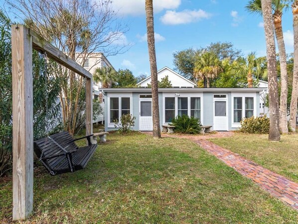 Terrace/patio - Captains Quarters B by Tybee Vacation Rentals (Tybee Island)