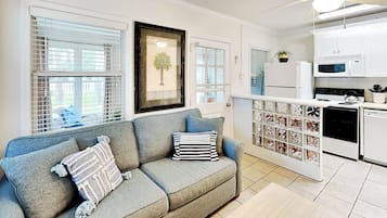 Condo, 1 cama King size y sofá cama, cocina, vista al jardín | Cocina privada | Refrigerador, microondas, horno y parrilla de estufa