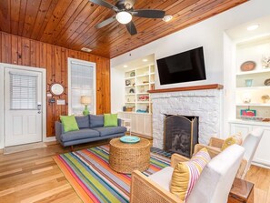 Ferienhaus, Mehrere Betten, eigener Pool, Gartenblick | Wohnbereich | 42-Zoll-Flachbildfernseher mit Kabelempfang, Fernseher