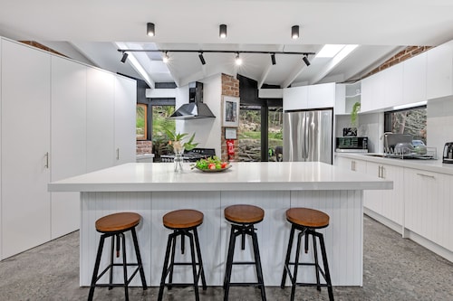 Stunning Peaceful Holiday Haven set on acreage with nearby Waterfall and Jacuzzi