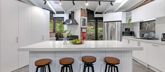 Stunning Peaceful Holiday Haven set on acreage with nearby Waterfall and Jacuzzi