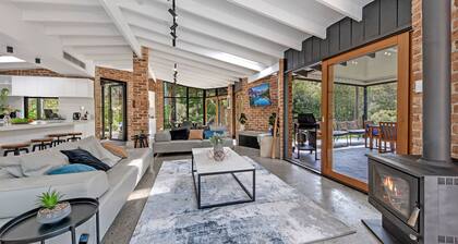 Stunning Peaceful Holiday Haven set on acreage with nearby Waterfall and Jacuzzi