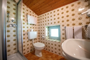 Een douche, handdoeken, zeep, shampoo