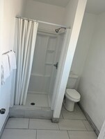 Quarto família | Banheiro | Chuveiro, toalhas de banho