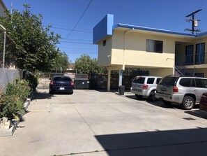 Property grounds - Kings Castle Motel (Los Angeles)