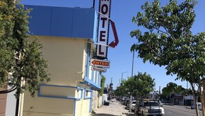 Een motelsbord met daarop 'King's Castle' en 'Motel', en een 'Entree'-bordje eronder.