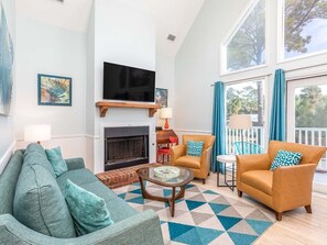 Casa, varias camas, cocina, vista al jardín | Área de sala de estar | Televisión y tenis de mesa 