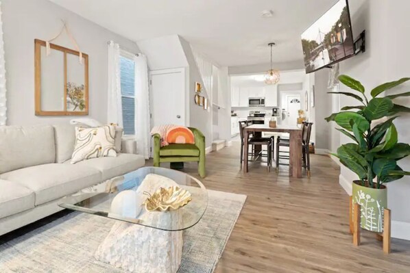 Smart TV, Hulu, streaming services