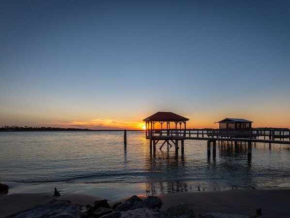 Overlooking the calm waters, this resort offers a serene viewing platform.