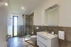 Shower, hair dryer, towels, soap - Brand New Modern apartment for up to 6 guests with shared pool (Novigrad)