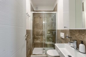 Dusche, Haartrockner, Handtücher, Toilettenpapier