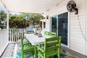 Outdoor dining - Coastal Breezes by Tybee Vacation Rentals (Tybee Island)