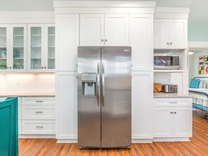 House, Multiple Beds, Pool Access, Pool View | Private kitchen | Fridge, microwave, oven, stovetop