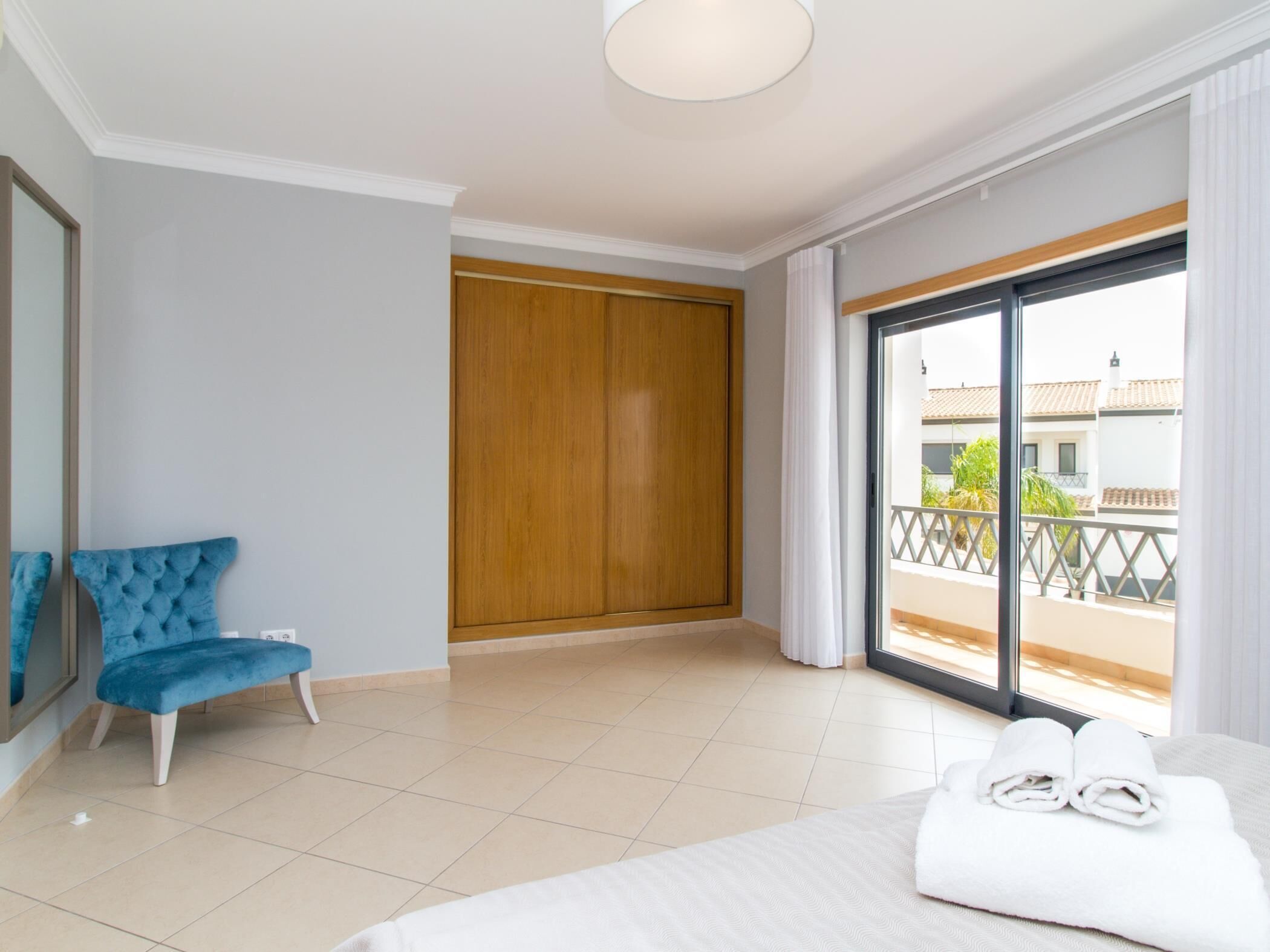3 bedrooms, iron/ironing board, internet, bed sheets