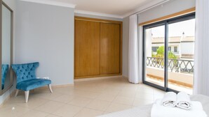 3 chambres, fer et planche à repasser, accès Internet, draps fournis
