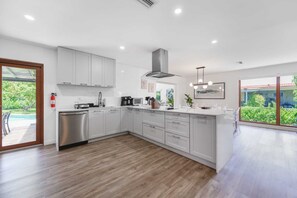 Geladeira, micro-ondas, fogão, cooktop