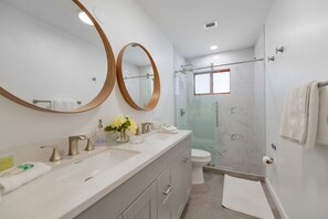 Dusche, Haartrockner, Handtücher
