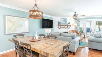 Condo, Multiple Beds, Kitchen, Ocean View | Dining