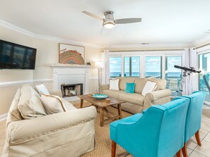 Condo, nhiều giường, bếp, quang cảnh biển | Khu phòng khách | TV 