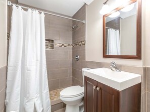 Condo, várias camas, cozinha, vista para o jardim | Banheiro | Toalhas de banho, papel higiênico