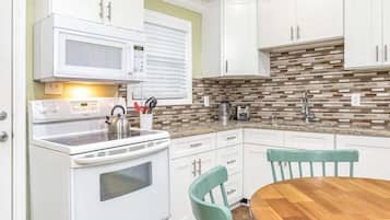 Condo, Multiple Beds, Kitchen, Garden View | Private kitchen | Fridge, microwave, oven, stovetop