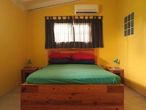 1 habitación, tabla de planchar con plancha y cuna de viaje