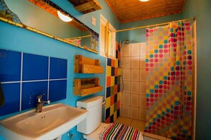 Douche, articles de toilette gratuits, sèche-cheveux