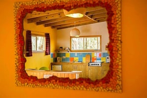 Refrigerador, microondas, parrilla de estufa y cafetera y tetera