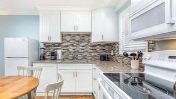 Appartamento, letti multipli, cucina, vista giardino | Cucina privata | Frigorifero, microonde, forno, piano cottura