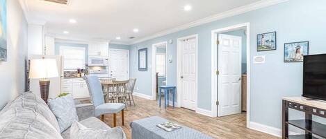 Condo, Multiple Beds, Kitchen, Garden View | Living area