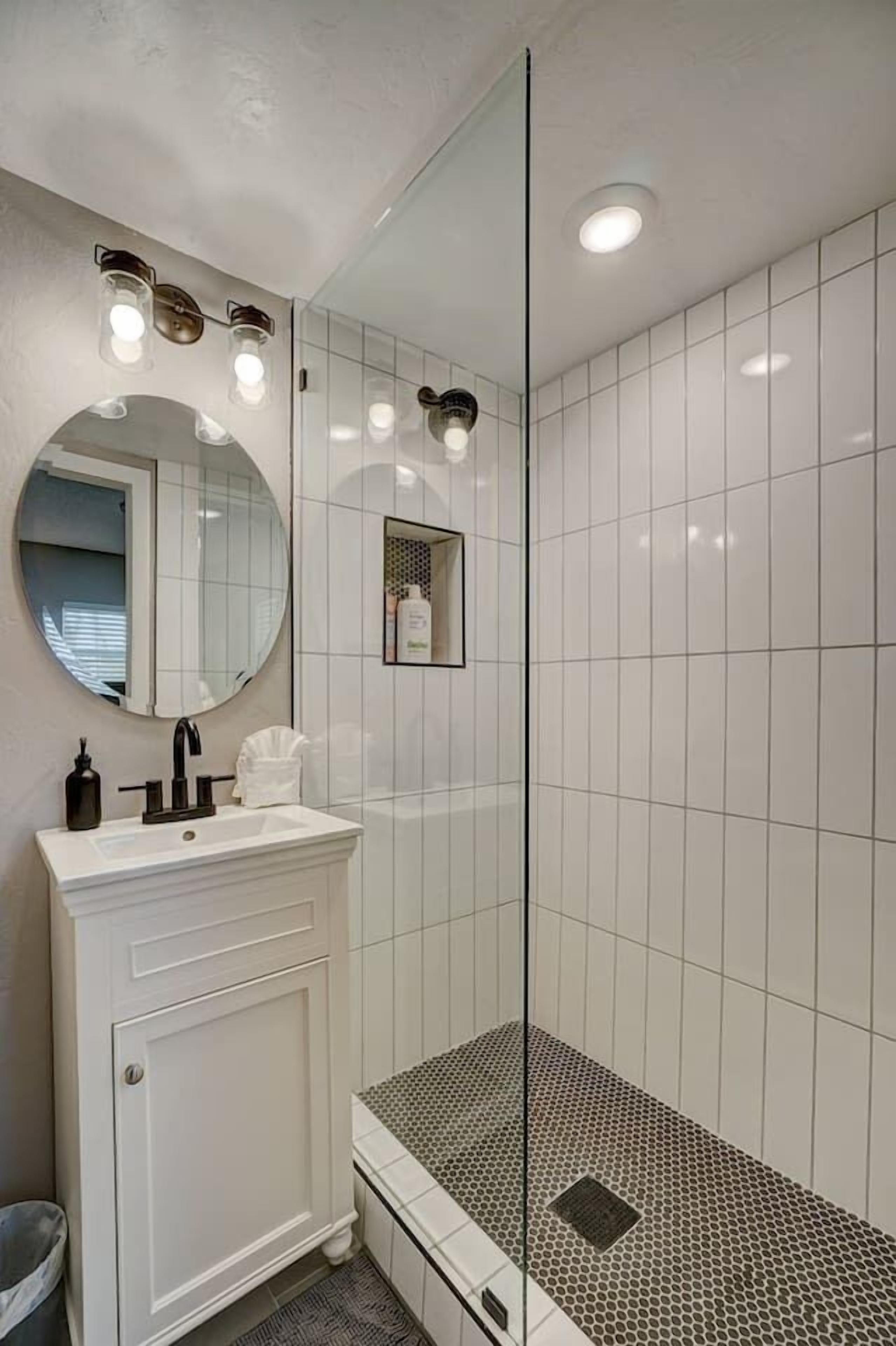 Combined shower/bathtub, hair dryer, towels