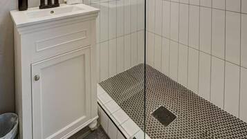 Combined shower/bathtub, hair dryer, towels