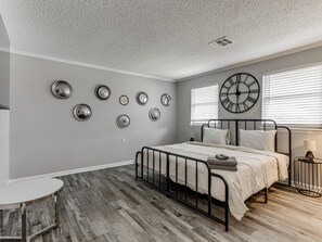 5 habitaciones, escritorio, tabla de planchar con plancha y wifi gratis