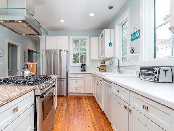 Casa, varias camas, acceso a la alberca, vista a la alberca | Cocina privada | Refrigerador, microondas, horno y parrilla de estufa 