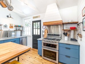 Casa, varias camas, acceso a la alberca, vista a la alberca | Cocina privada | Refrigerador, microondas, horno y parrilla de estufa 