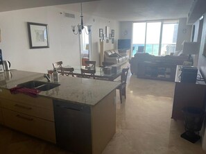 Smart TV, books - Super 3B&3b Oceanfront Condo Unit. Sleep 5 (Hallandale Beach)