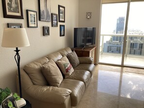 Smart TV, books - Super 3B&3b Oceanfront Condo Unit. Sleep 5 (Hallandale Beach)