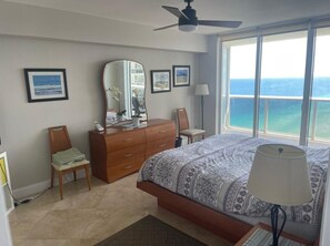 3 bedrooms, iron/ironing board, travel cot, free WiFi - Super 3B&3b Oceanfront Condo Unit. Sleep 5 (Hallandale Beach)