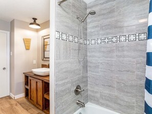 Ferienhaus, Mehrere Betten, Poolzugang, eingeschränkter Meerblick | Badezimmer | Handtücher, Toilettenpapier