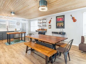 Dining - Free Bird by Tybee Vacation Rentals (Tybee Island)