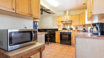 Rumah, Beberapa Tempat Tidur, akses ke kolam renang, pemandangan kolam renang | Dapur pribadi | Lemari es, microwave, oven, dan kompor