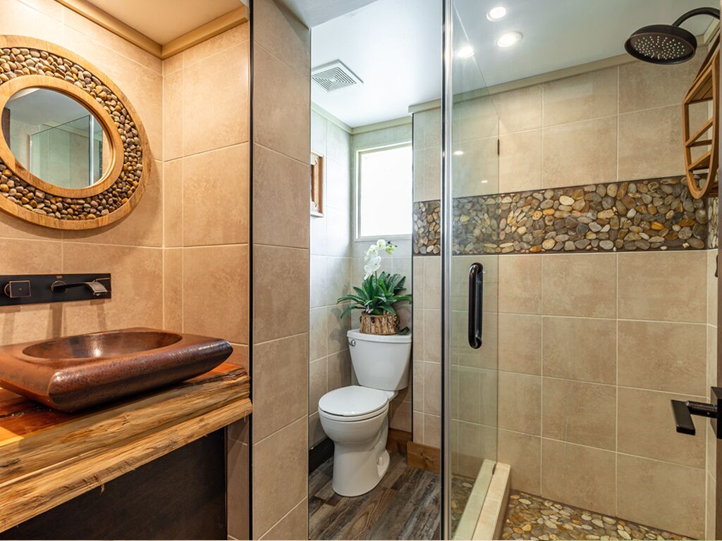Condo, 1 King Bed, Kitchen, Garden View | Bathroom | Shower, towels