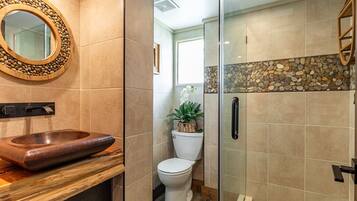Condo, 1 King Bed, Kitchen, Garden View | Bathroom | Shower, towels