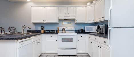 House, Multiple Beds, Kitchen, Garden View | Private kitchen | Fridge, microwave, oven, stovetop