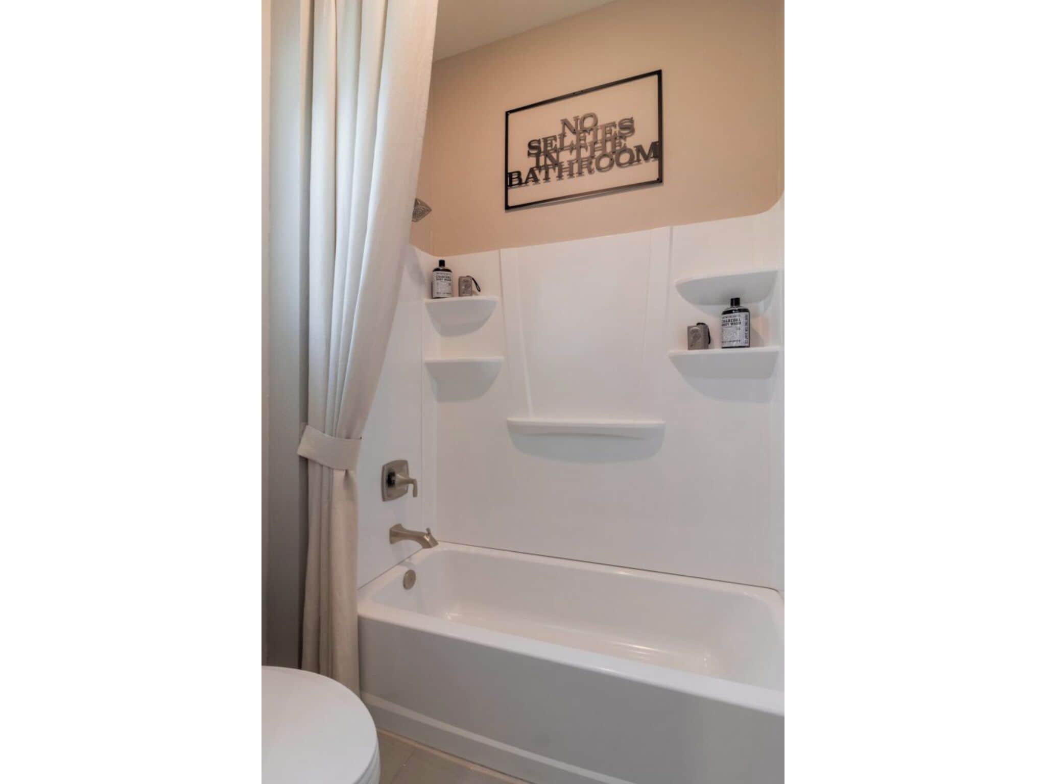 Ensemble douche/baignoire, serviettes fournies, savon, papier toilette