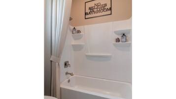 Ensemble douche/baignoire, serviettes fournies, savon, papier toilette