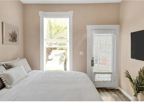 Ensuite Private Entrance  NO Cleaning Fees!
this is not a STR