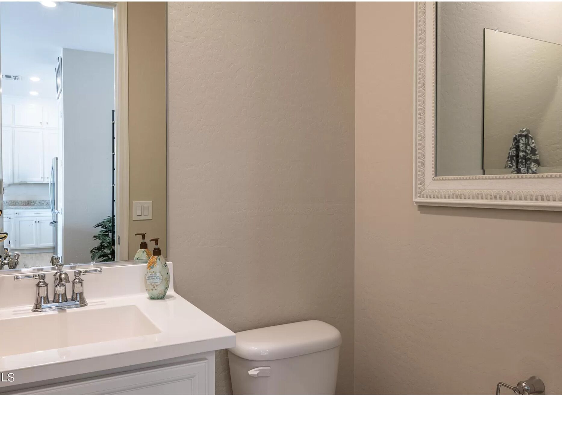 Ensemble douche/baignoire, serviettes fournies, savon, papier toilette