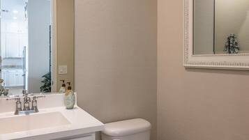 Ensemble douche/baignoire, serviettes fournies, savon, papier toilette