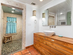 Casa, varias camas, acceso a la alberca, vista a la alberca | Baño | Toallas y papel de baño 
